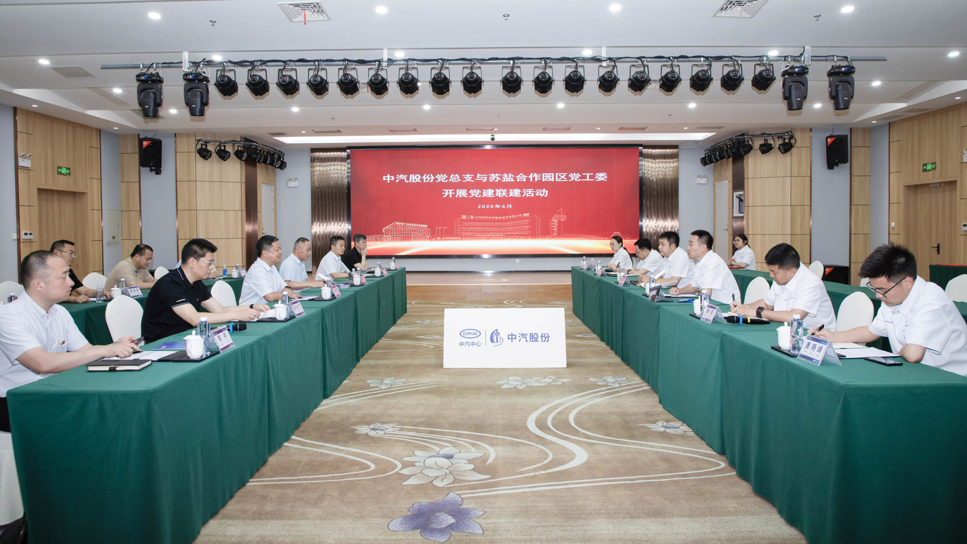 聚会交流.jpg